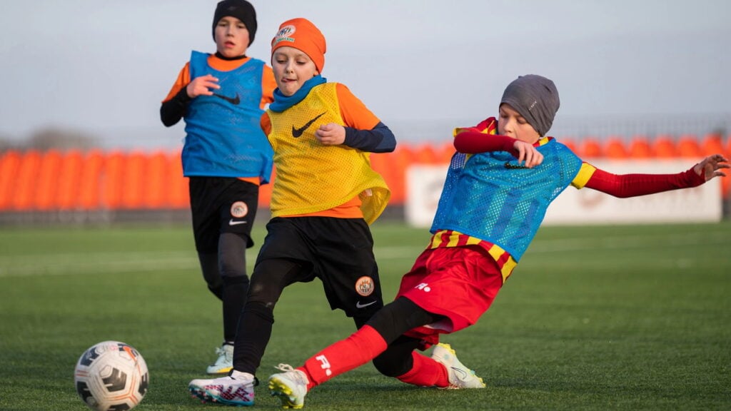 O poder dos bonés, meias e cachecóis na cultura futebolística atual