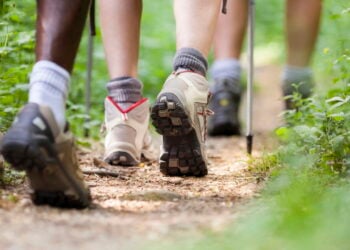 Mudanças simples que transformam caminhada comum em exercício poderoso