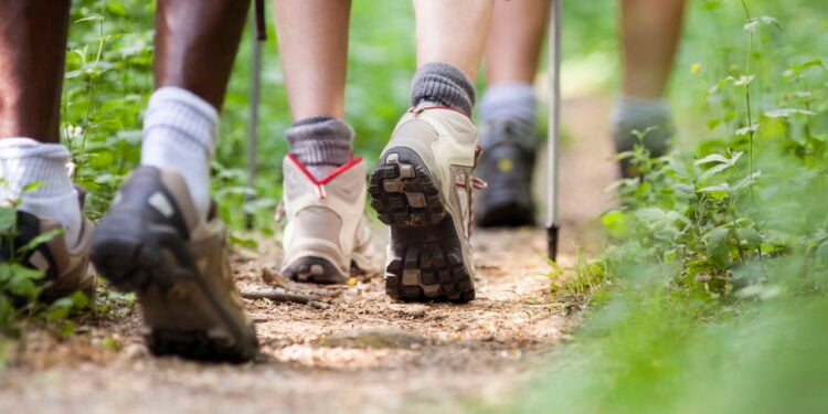 Mudanças simples que transformam caminhada comum em exercício poderoso