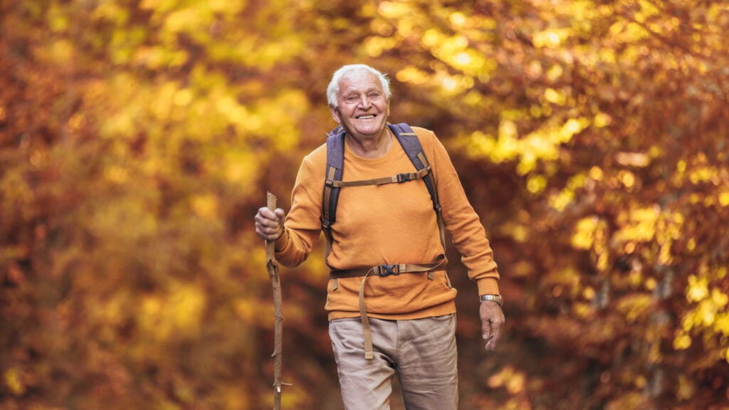 Caminhar na natureza após os 50 traz benefícios que vão além da saúde