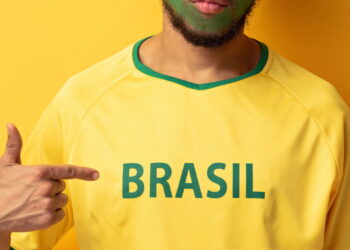 Camisas de futebol ganham espaço como tendência da moda urbana