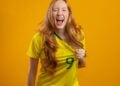 Camisa da seleção brasileira saiu dos estádios para dominar a moda urbana. Veja truques para criar looks autênticos e modernos no cotidiano.