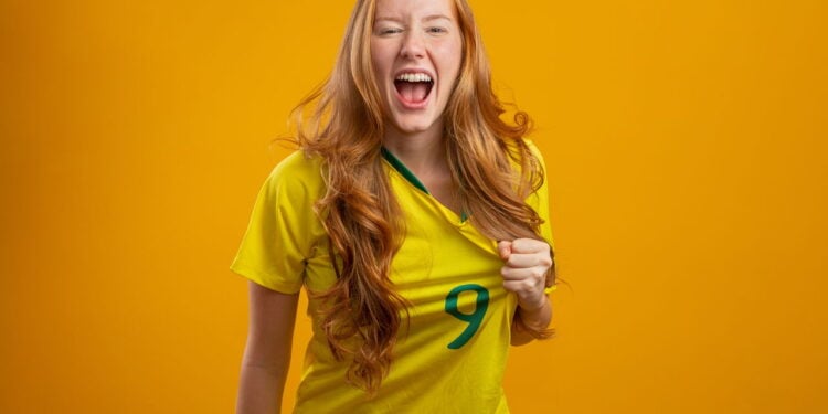 Camisa da seleção brasileira saiu dos estádios para dominar a moda urbana. Veja truques para criar looks autênticos e modernos no cotidiano.