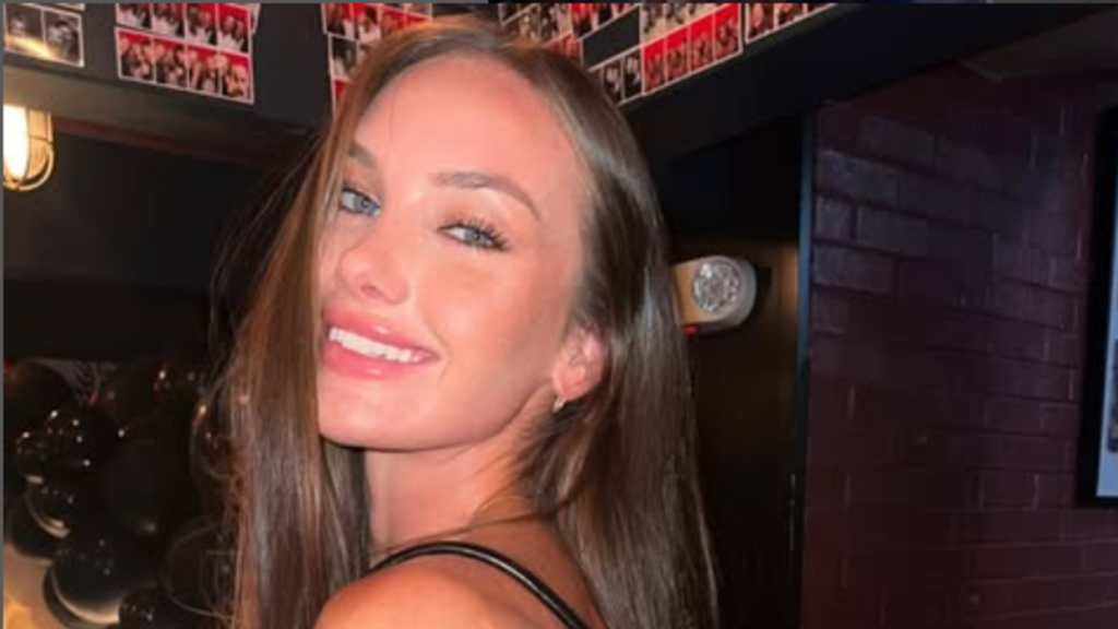 Quem é a tenista que está sendo perseguida na web por ser modelo