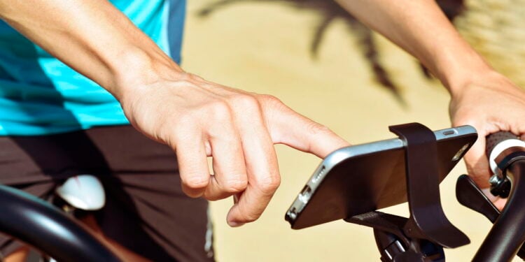 Quer pedalar com segurança? Veja os melhores suportes para celular na bike!