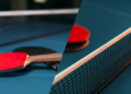 Mesa comum vira "estádio" de ping pong com estes truques simples