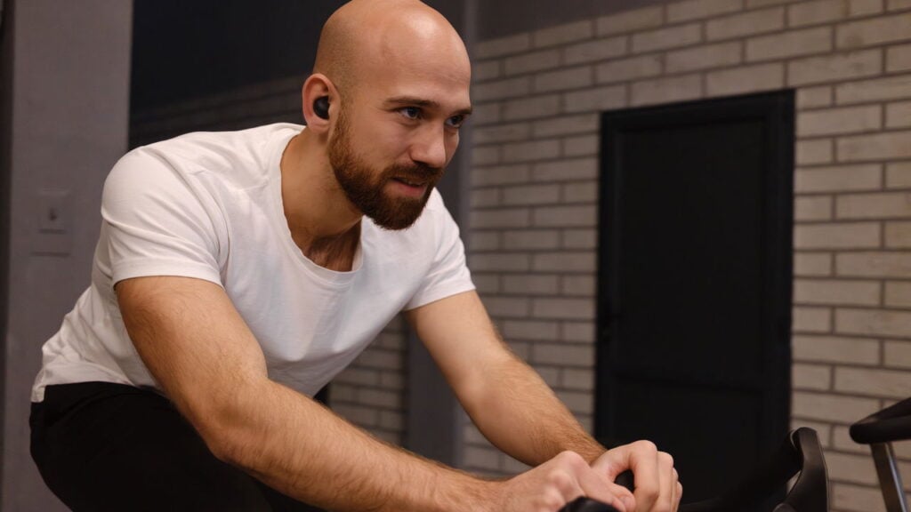 Treine sem preocupações com os melhores fones de ouvido que fixam bem!