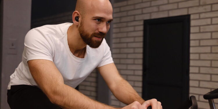 Escolha o fone de ouvido que não cai do ouvido durante o treino!