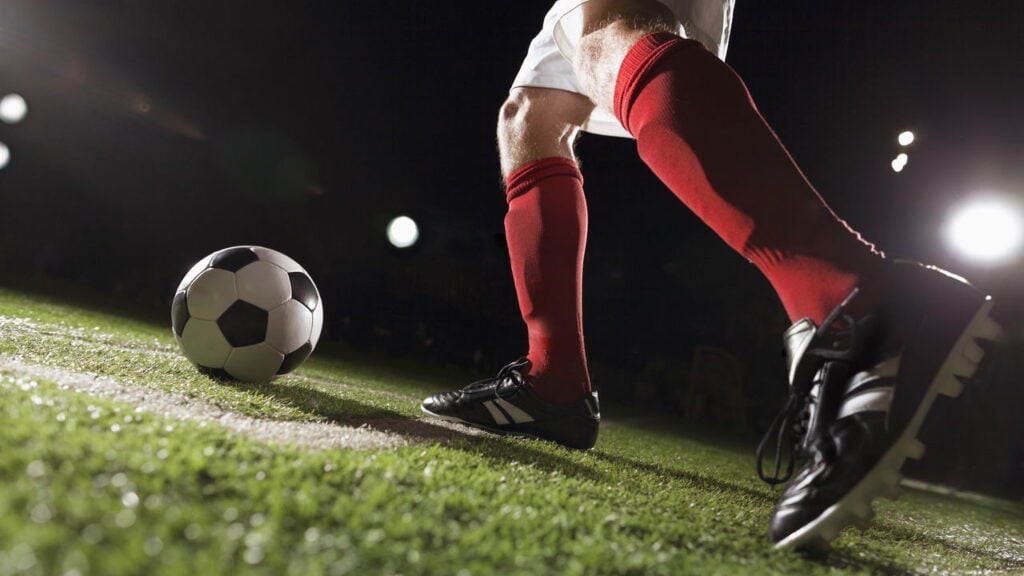 Meia hora jogando bola com amigos faz isso com seu coração