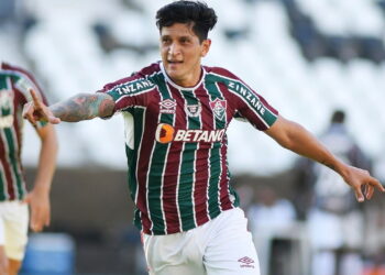 Torcida se emociona com vitória histórica do Fluminense em Charlotte