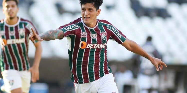 Torcida se emociona com vitória histórica do Fluminense em Charlotte