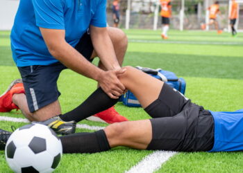 Principais lesões no futebol e como evitá-las com segurança