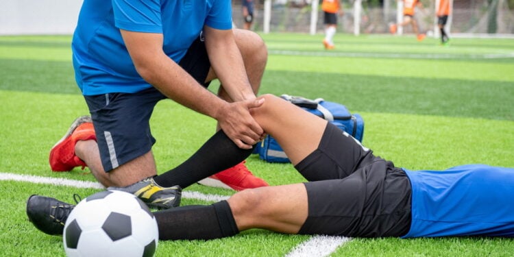 Principais lesões no futebol e como evitá-las com segurança