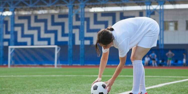 Descubra o poder único do futebol para uma postura saudável