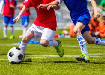 Futebol de rua inspira a moda urbana com estilo e autenticidade
