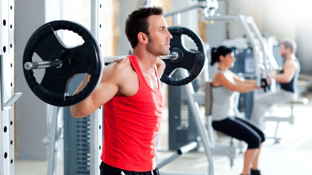 O treino de glúteos masculino deixou de ser tabu e está dominando as academias
