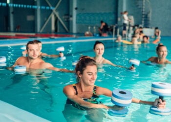 O que faz da hidroginástica um exercício completo e acessível