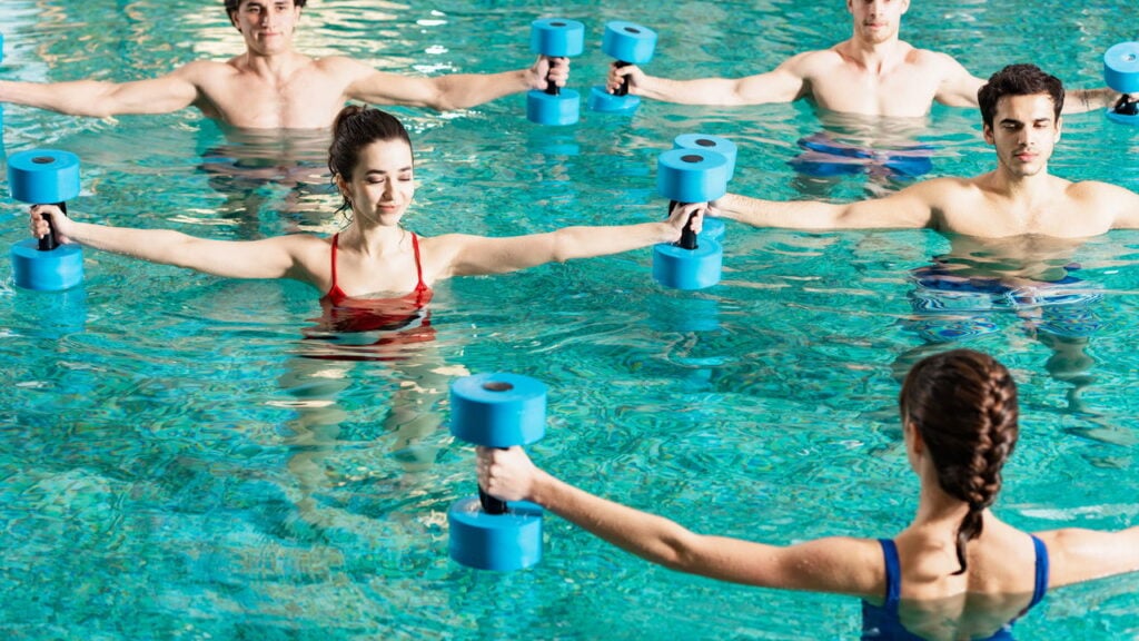 O que faz da hidroginástica um exercício completo e acessível