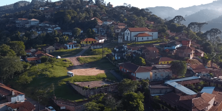 Vila mineira surpreende com trilhas que desafiam aventureiros