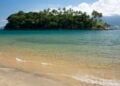 Este paraíso no litoral de SP tem praias, trilhas e cachoeiras de tirar o fôlego