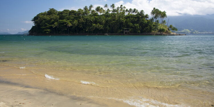 Este paraíso no litoral de SP tem praias, trilhas e cachoeiras de tirar o fôlego