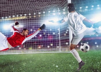 Por que jogadores colocam bola na camisa após gols