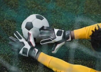 Goleiro que trabalhava carregando farinha virou pioneiro das luvas no futebol brasileiro