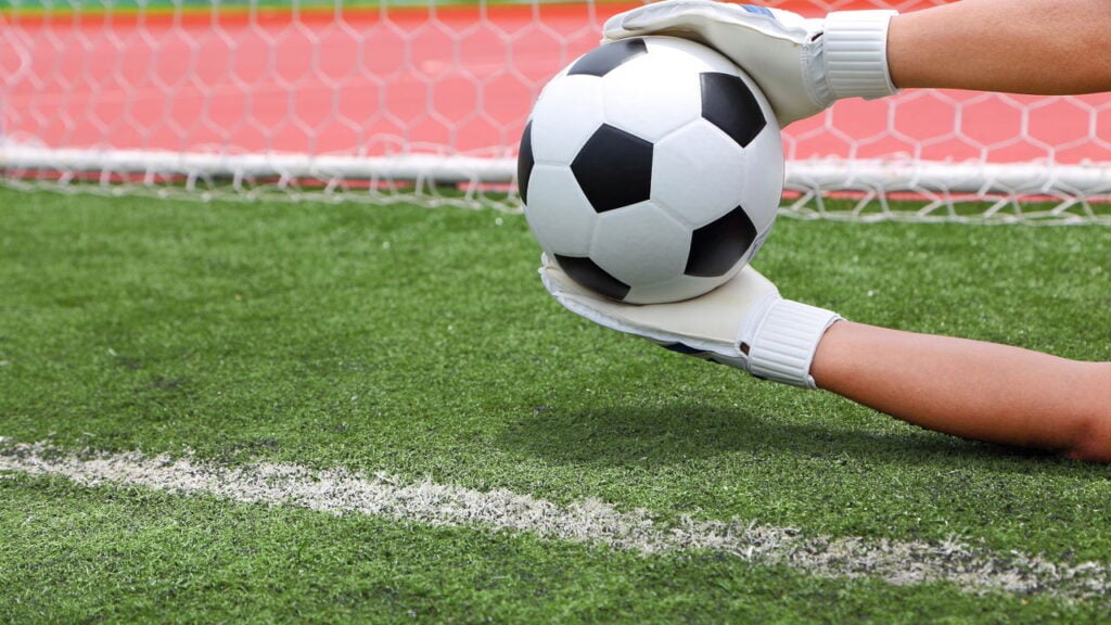Goleiros profissionais trocam luvas durante jogos por este motivo
