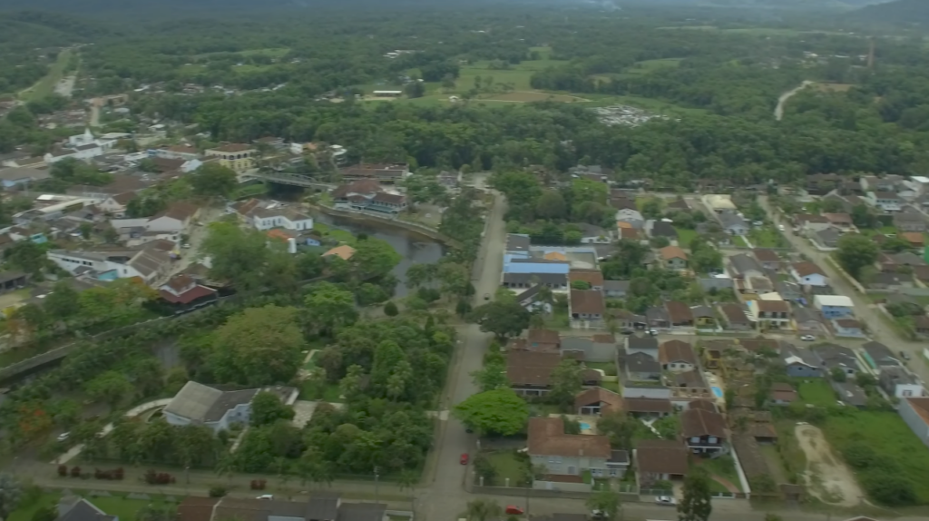 Cidade paranaense esconde trilhas e pratos únicos
