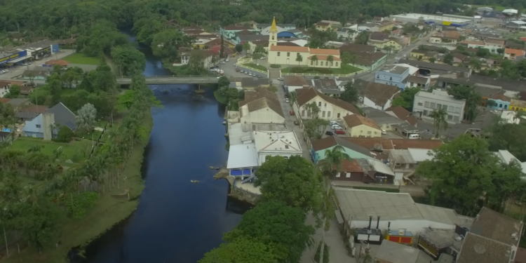 Cidade paranaense esconde trilhas e pratos únicos