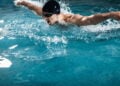 Nadador sem treino compete sozinho e vira lenda olímpica