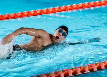 Nadador ficou sozinho na piscina olímpica e conquistou coração de 17 mil pessoas