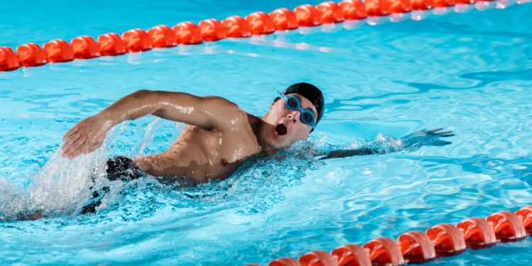 Nadador ficou sozinho na piscina olímpica e conquistou coração de 17 mil pessoas