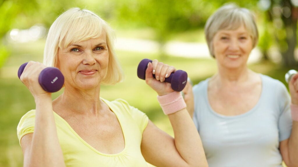 Estes exercícios simples reduzem o risco de quedas após os 60 anos