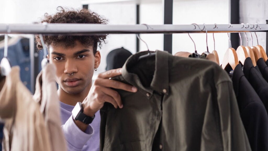Transforme camisetas velhas em roupas fitness únicas com truque simples