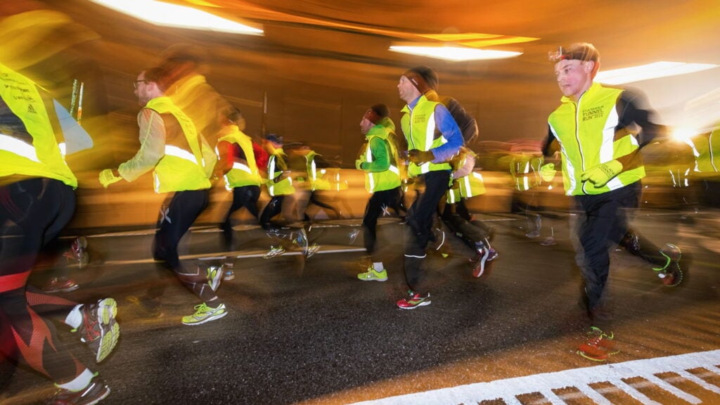 Aumente sua segurança com os melhores acessórios LED para corrida noturna!