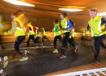 Saiba como roupas refletivas podem transformar seu treino noturno com segurança!
