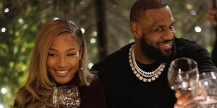 A mulher que moldou o império LeBron James nos bastidores