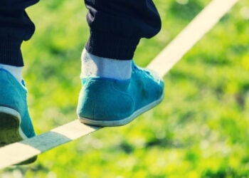 5 benefícios do slackline para o corpo e a concentração mental
