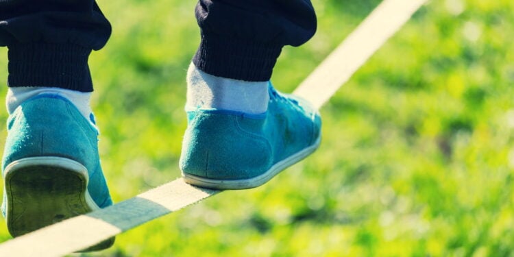 5 benefícios do slackline para o corpo e a concentração mental