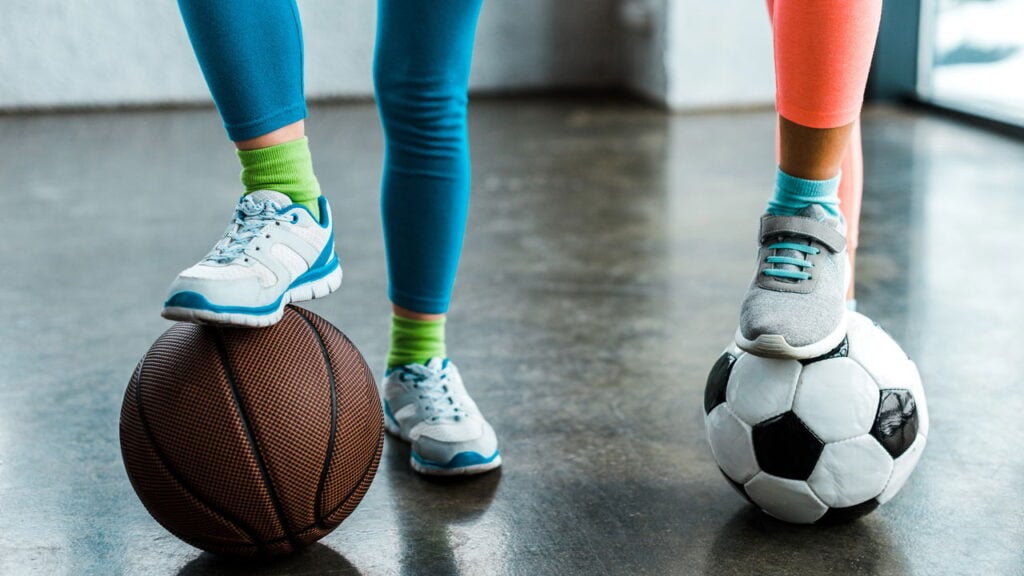 Tênis clássico de futebol vira ícone do streetwear urbano