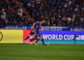 Futebol e moda se encontram na arte da torcida nas passarelas