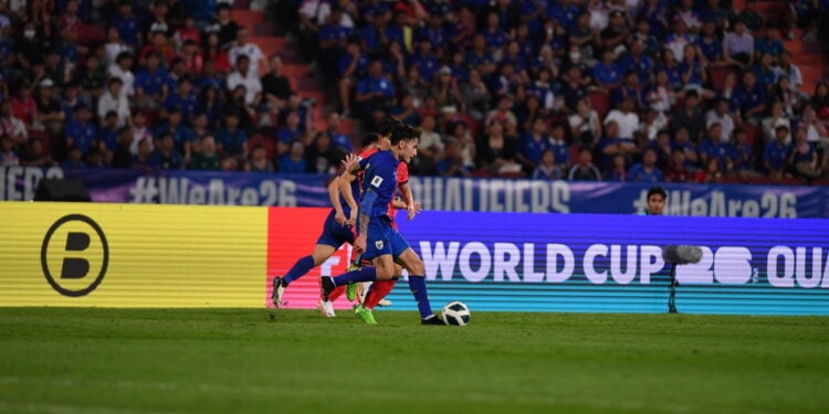 Futebol e moda se encontram na arte da torcida nas passarelas