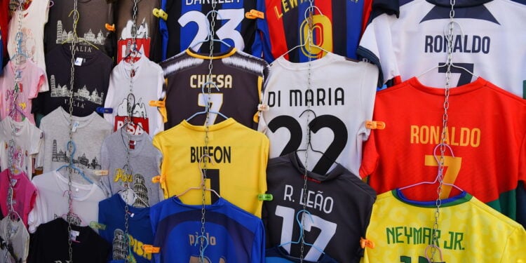 Maneiras criativas de combinar camisa de futebol com moda