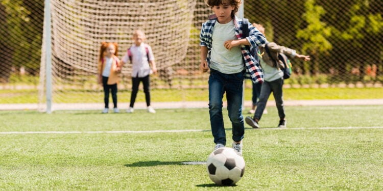 Futebol melhora equilíbrio e coordenação em qualquer idade
