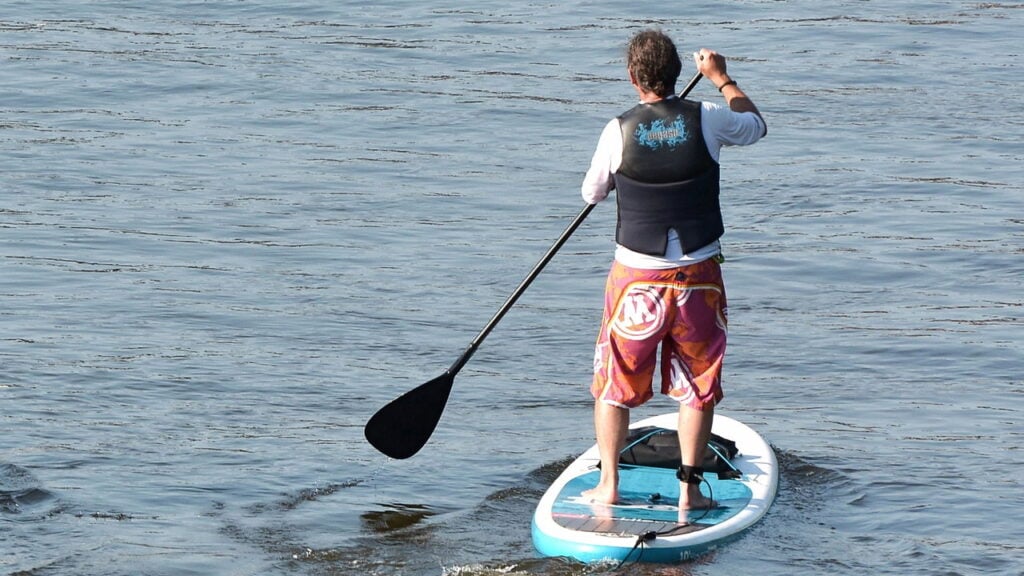 Como escolher prancha, remo e roupa ideal para stand up paddle