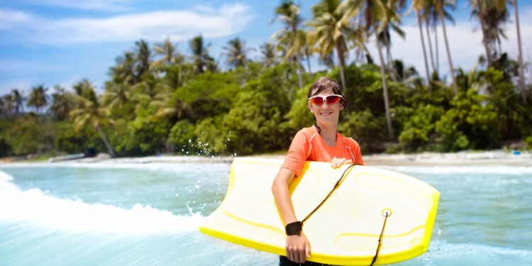 Óculos, chapéus e joias que são alma do estilo surfista