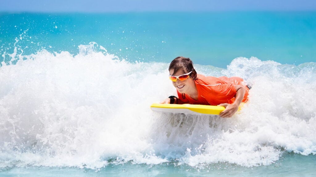 Óculos, chapéus e joias que são alma do estilo surfista