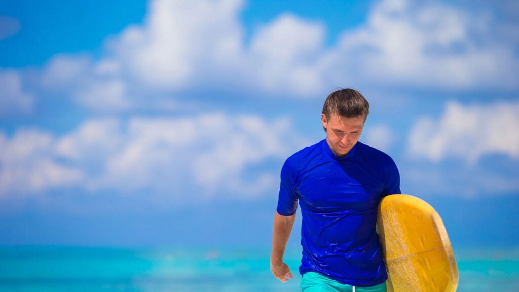 Como o surfwear sustentável está transformando a indústria da moda praia