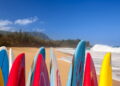 Estampas de pranchas de surfe influenciam a moda